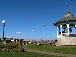 kite-flying-@-marthas-vineyard