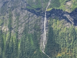 oye-hotel-waterfall